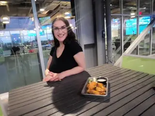 FUCKING WAITRESS AT TOP GOLF 4K twitter thegorillagrip